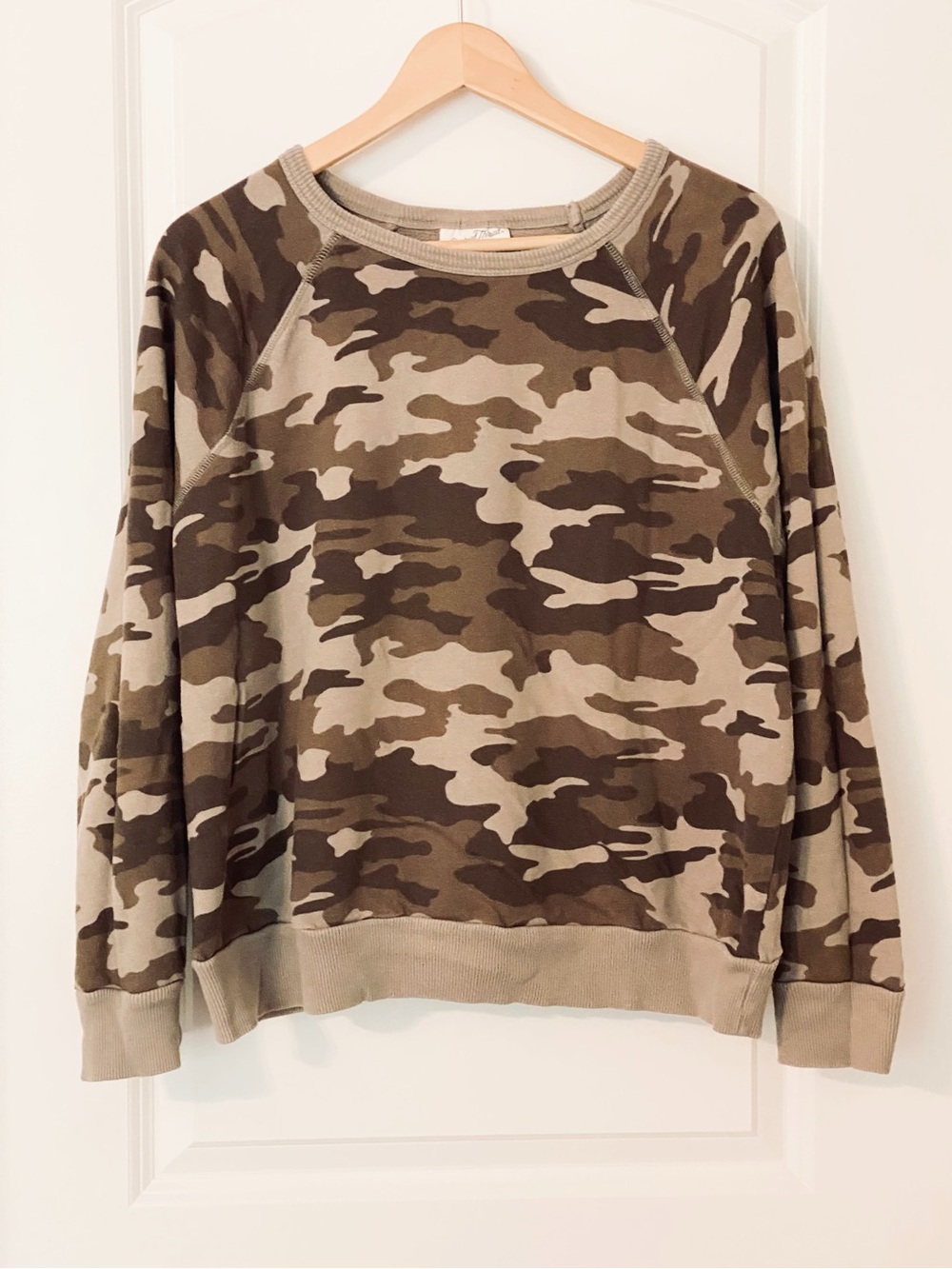Universal Thread Women’s Camo Crewneck Sweatshirt Olive Green Pullover